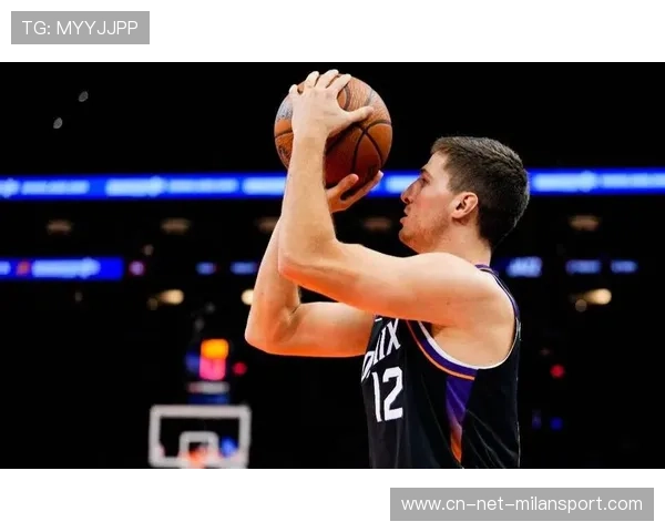 太阳布克内线翻身跳投,尽显进攻天赋 太阳布克内线翻身跳投,尽显进攻天赋